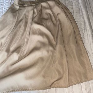 Casual/ mid length skirt! Has pockets!!